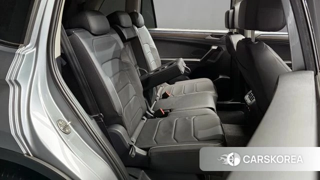 Volkswagen Tiguan Allspace 2022 Серебряный из Кореи, фото 2
