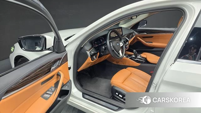 BMW 5 Series (G30) 2021 Белый из Кореи, фото 2