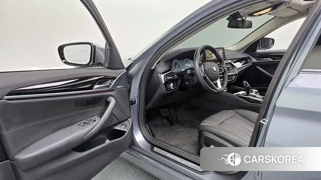 BMW 5 Series (G30) 2019 Серебряный из Кореи, фото 2