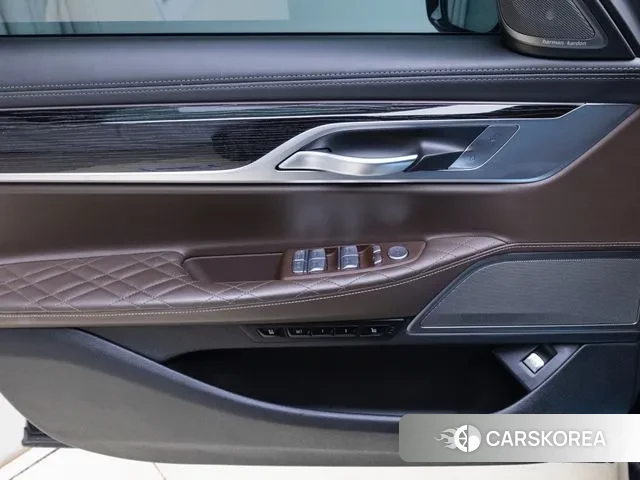 BMW 7 Series (G11) 2021 Черный из Кореи, фото 2