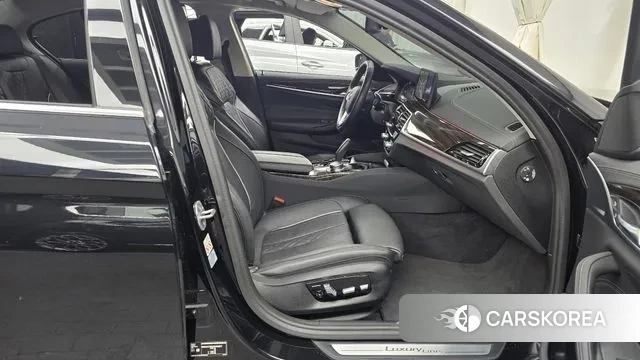 BMW 5 Series (G30) 2022 Черный из Кореи, фото 2