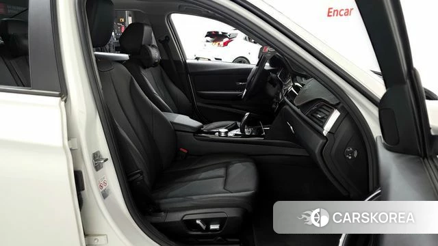 BMW 3 Series (F30) 2018 Белый из Кореи, фото 2