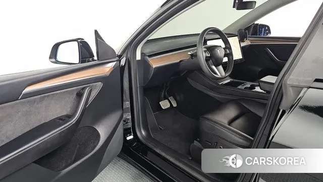 Tesla Model Y 2023 Черный из Кореи, фото 2