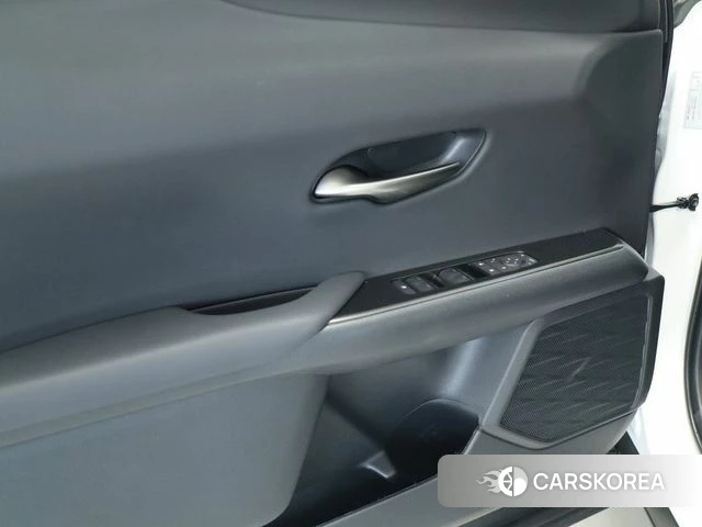 Lexus UX300h 2026 Жемчужный цвет из Кореи, фото 2