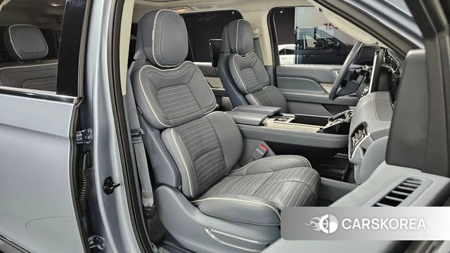 Lincoln Navigator 4th generation 2019 Светло-серебряный цвет из Кореи, фото 2