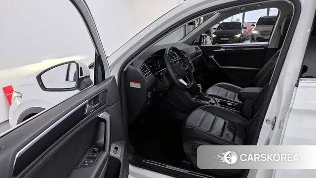 Volkswagen Tiguan second Generation 2021 Белый из Кореи, фото 2