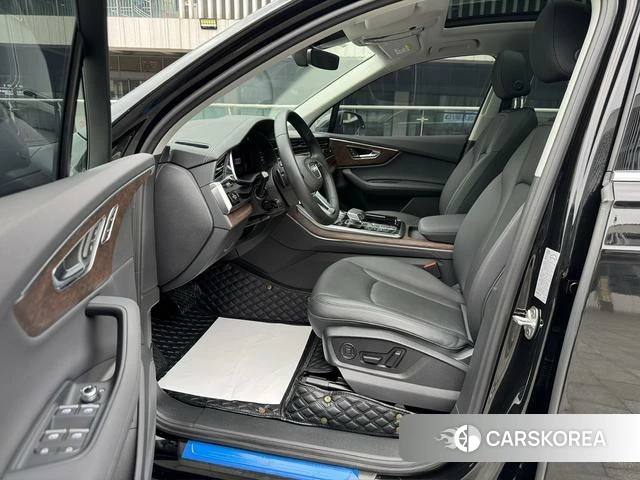 Audi Q7 2024 Черный из Китая, фото 2