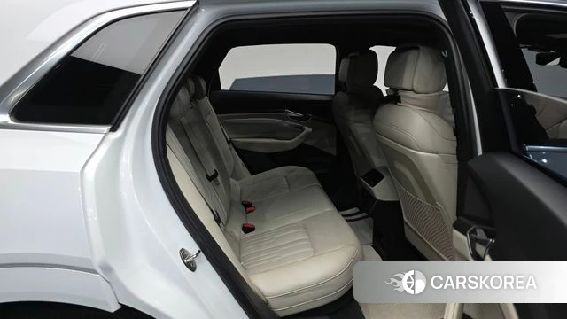 Audi e-Tron 2022 Белый из Кореи, фото 2