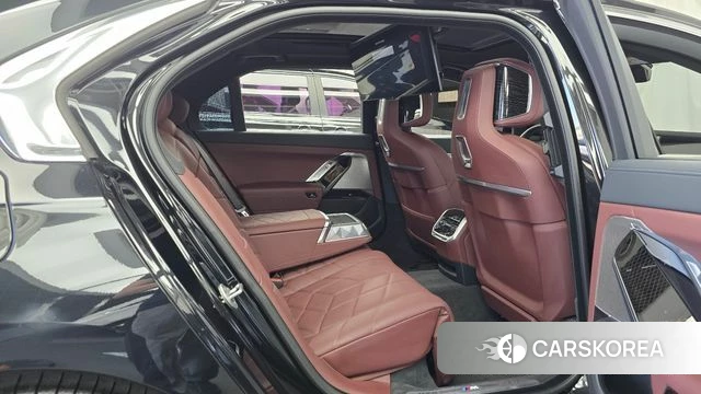 BMW 7 Series (G70) 2024 Черный из Кореи, фото 2