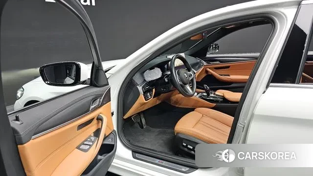 BMW 5 Series (G30) 2023 Белый из Кореи, фото 2