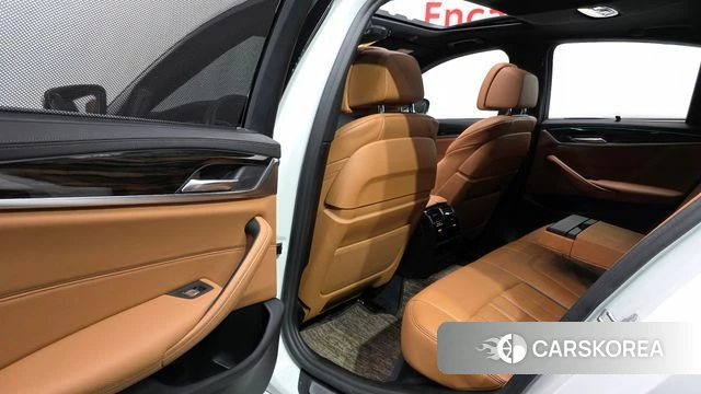 BMW 5 Series (G30) 2022 Белый из Кореи, фото 2