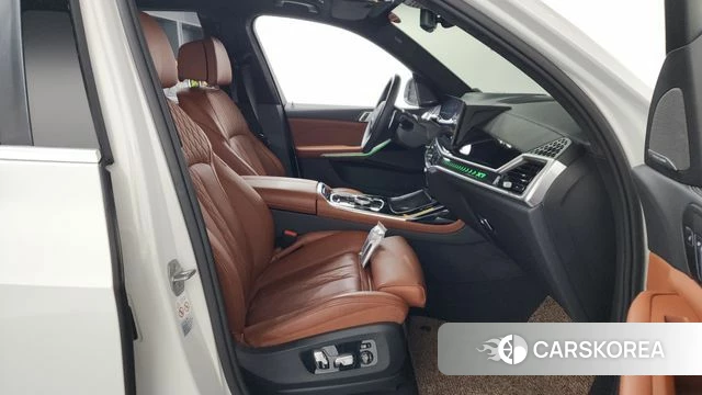 BMW X7 (G07) 2024 Белый из Кореи, фото 2