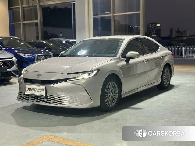 Toyota Camry 2024 Серебристо-серый из Китая, фото 2
