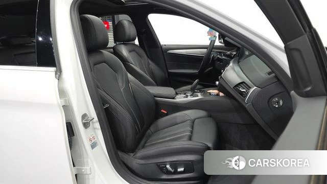 BMW 5 Series (G30) 2018 Белый из Кореи, фото 2