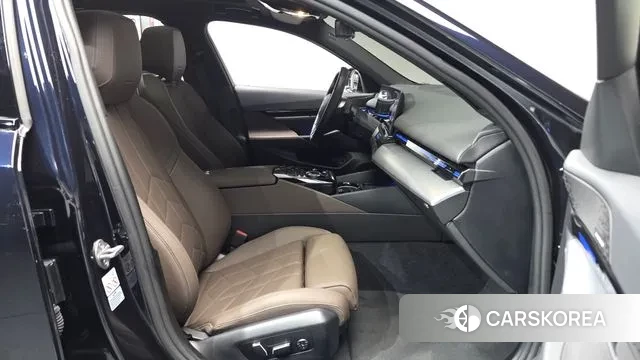 BMW 5 Series (G60) 2024 Черный из Кореи, фото 2