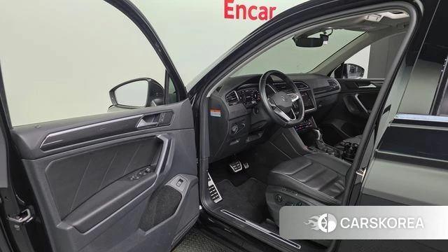 Volkswagen Tiguan second Generation 2022 Черный из Кореи, фото 2