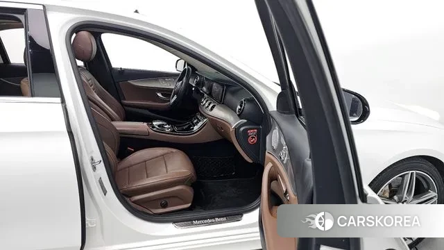 Mercedes-Benz E-Class W213 2018 Белый из Кореи, фото 2