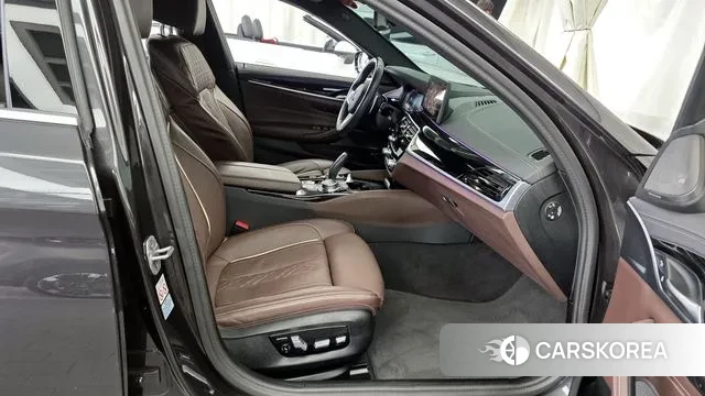 BMW 5 Series (G30) 2023 Серый из Кореи, фото 2