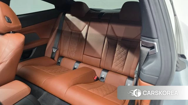 BMW 4 Series (G22) 2023 Светло-серебряный цвет из Кореи, фото 2