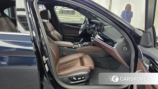 BMW 5 Series (G30) 2021 Черный из Кореи, фото 2