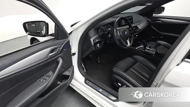 BMW 5 Series (G30) 2018 Белый из Кореи, фото 2