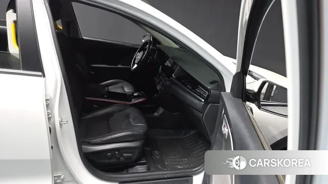 Kia Niro Plus 2023 Белый из Кореи, фото 2