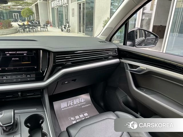 Volkswagen Touareg 2021 Черный из Китая, фото 2