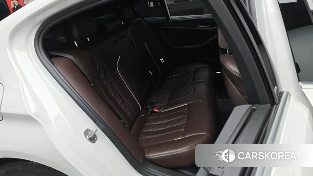 BMW 5 Series (G30) 2018 Белый из Кореи, фото 2
