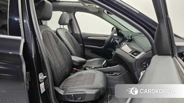 BMW X1 (F48) 2021 Черный из Кореи, фото 2