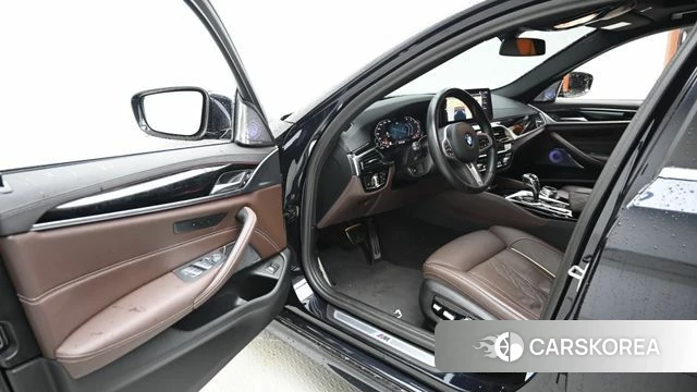 BMW 5 Series (G30) 2023 Черный из Кореи, фото 2