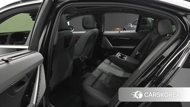 BMW 5 Series (G60) 2025 Черный из Кореи, фото 2