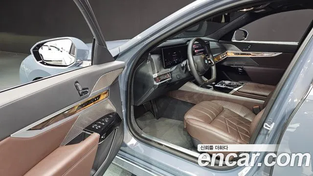 BMW 7 Series (G70) 2023 Светло-серебряный цвет из Кореи, фото 2