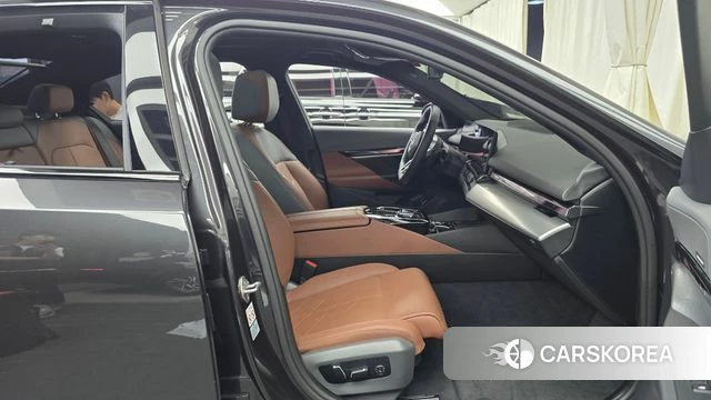 BMW 5 Series (G60) 2024 Серый из Кореи, фото 2