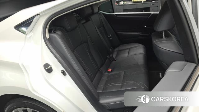Lexus ES300h 7th generation 2022 Белый из Кореи, фото 2