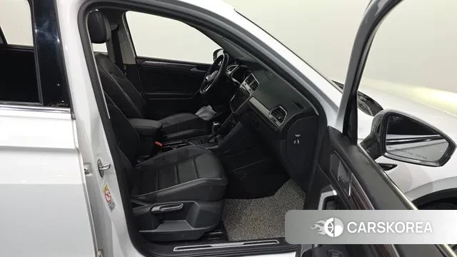 Volkswagen Tiguan Allspace 2023 Белый из Кореи, фото 2