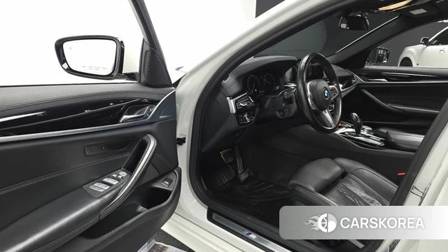 BMW 5 Series (G30) 2019 Белый из Кореи, фото 2