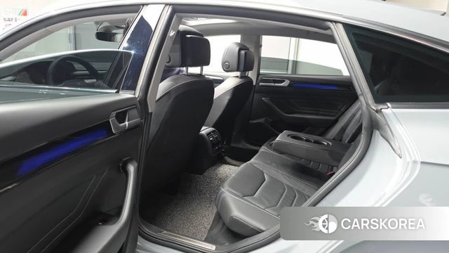 Volkswagen Arteon 2023 Серебристо-серый из Кореи, фото 2