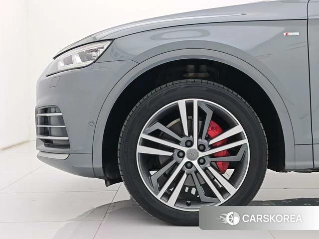 Audi Q5L 2021 Серебристо-серый из Китая, фото 2
