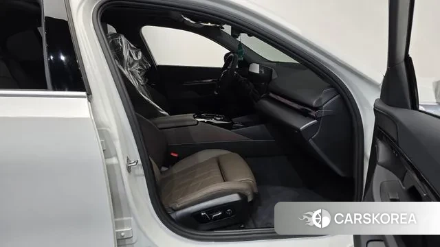 BMW 5 Series (G60) 2025 Белый из Кореи, фото 2