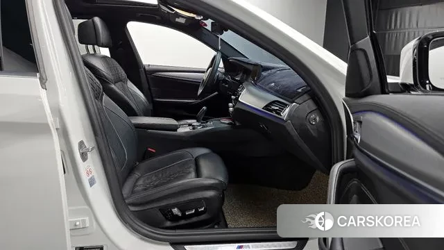 BMW 5 Series (G30) 2019 Белый из Кореи, фото 2