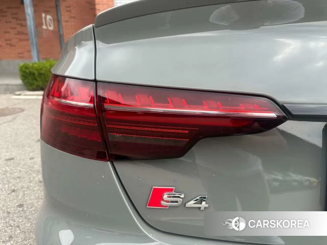 Audi S4 2021 Темно-серый из Китая, фото 2