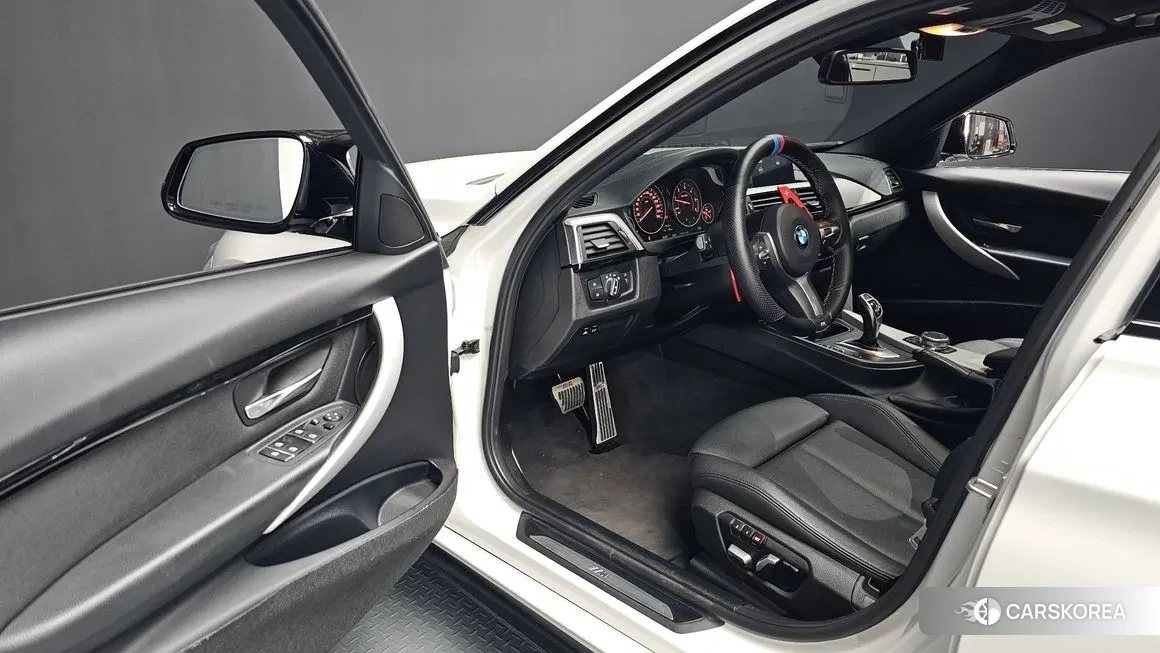 BMW 3 Series (F30) 2018 Белый из Кореи, фото 2