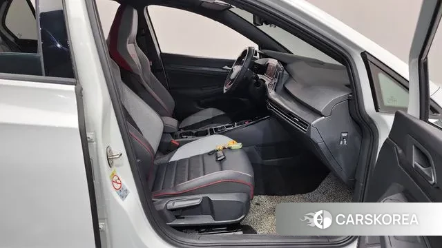 Volkswagen Golf 8th Generation 2024 Белый из Кореи, фото 2