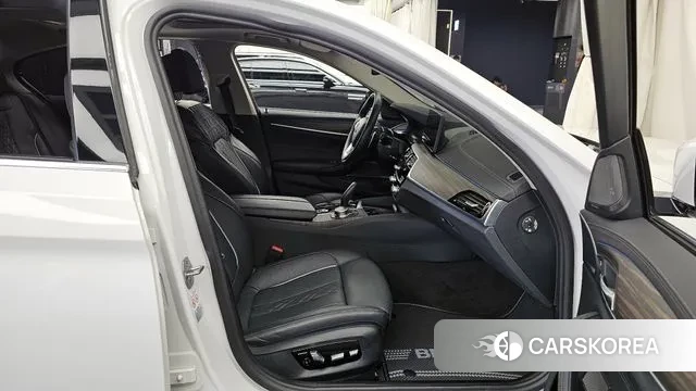 BMW 5 Series (G30) 2022 Белый из Кореи, фото 2