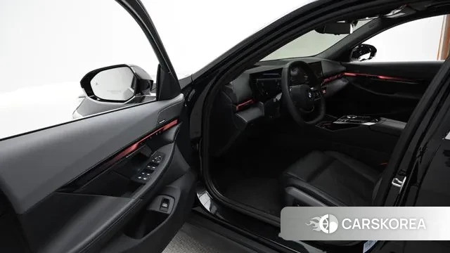 BMW 5 Series (G60) 2024 Черный из Кореи, фото 2