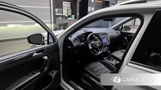 Volkswagen Tiguan second Generation 2023 Белый из Кореи, фото 2