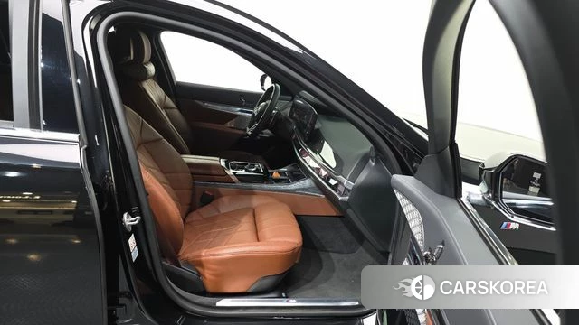 BMW 7 Series (G70) 2023 Черный из Кореи, фото 2