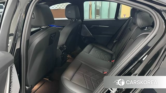 BMW 5 Series (G60) 2025 Черный из Кореи, фото 2