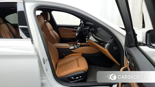 BMW 5 Series (G30) 2021 Белый из Кореи, фото 2