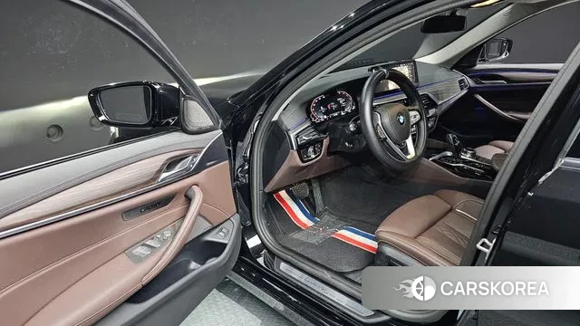 BMW 5 Series (G30) 2023 Черный из Кореи, фото 2